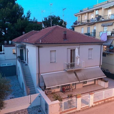 Good House- Ampio Appartamento Vicino Al Mare Rímini Exterior foto